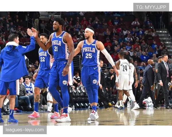 班·西蒙斯无球掩护表现提升明显，助力效率拉升与詹姆斯对比差异显著