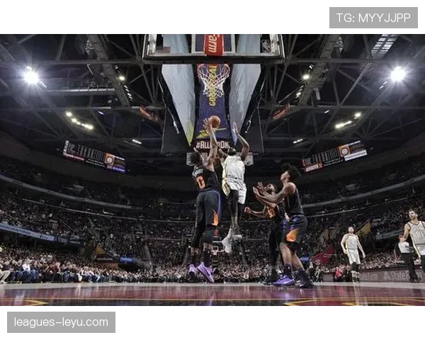 布泽尔挡拆拉开空间助攻，效率优于内线单打打法